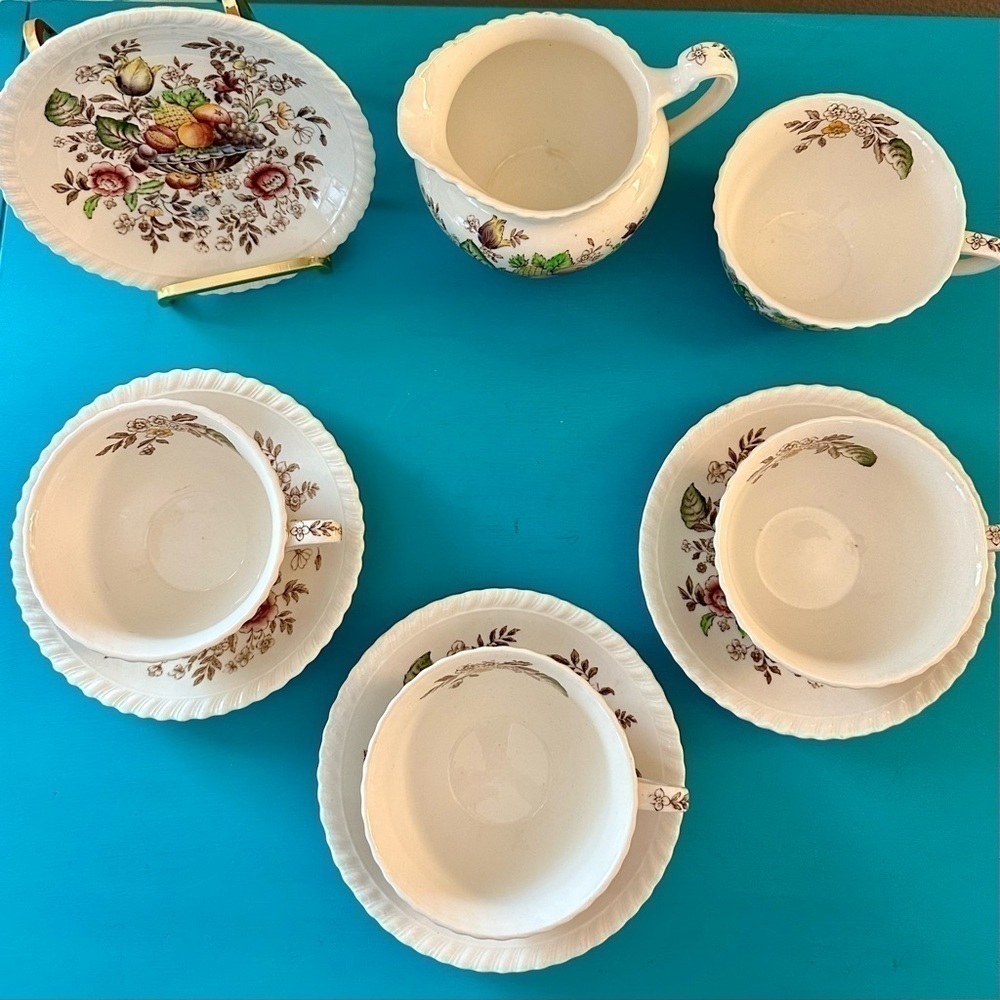 Johnson Bros English Windsor Ware Pomona Set of 4 Tea Cups & Saucers w/ Creamer - Picture 3 of 7